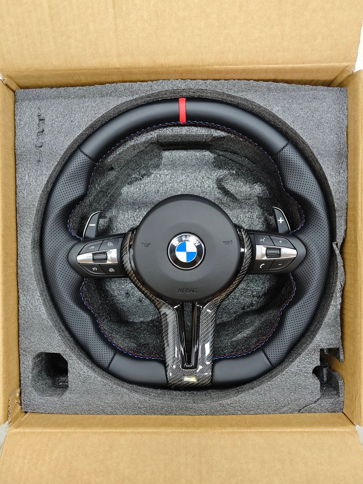 Volante BMW M Performance en Cuero Negro Perforado y Fibra de Carbono con Levas, M1/M2 y Marcador Rojo