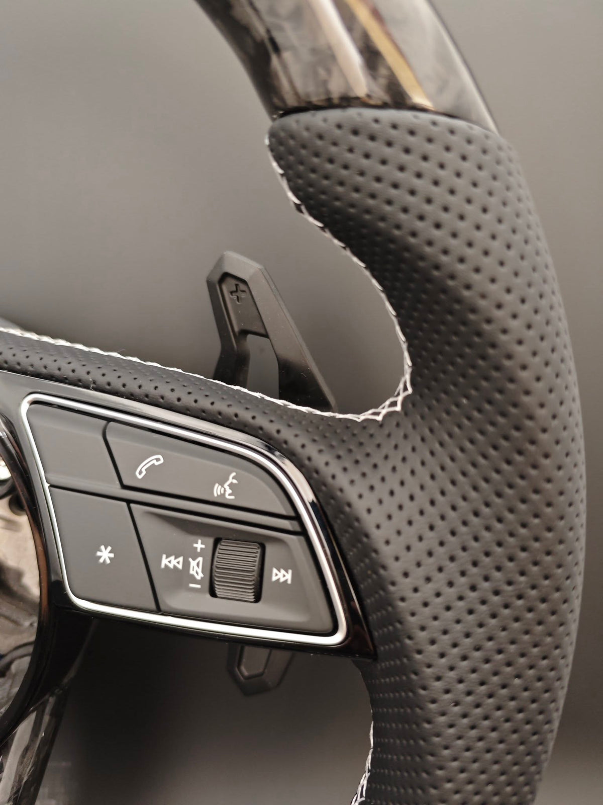 Volante Audi RS Performance en Fibra de Carbono, Cuero Perforado con Costuras Blancas, Levas y Multifunción