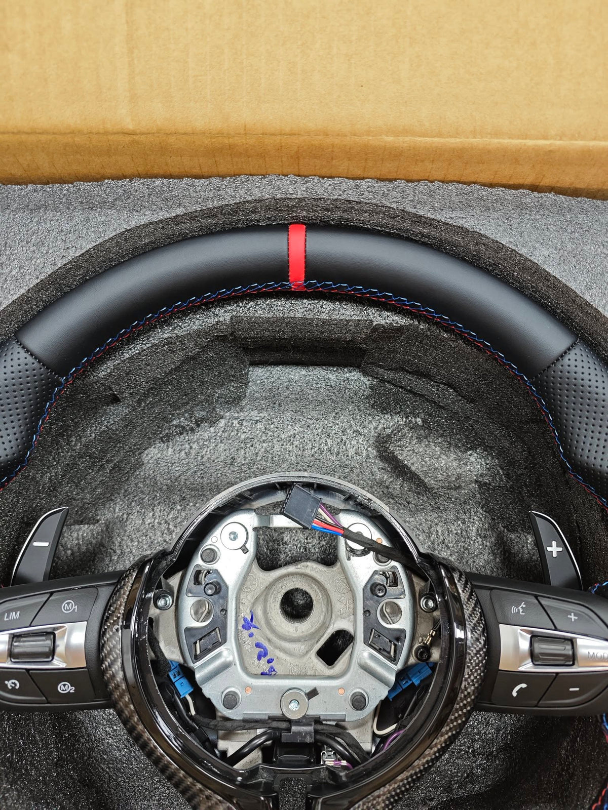 Volante BMW M Performance en Cuero Negro Perforado y Fibra de Carbono con Levas, M1/M2 y Marcador Rojo