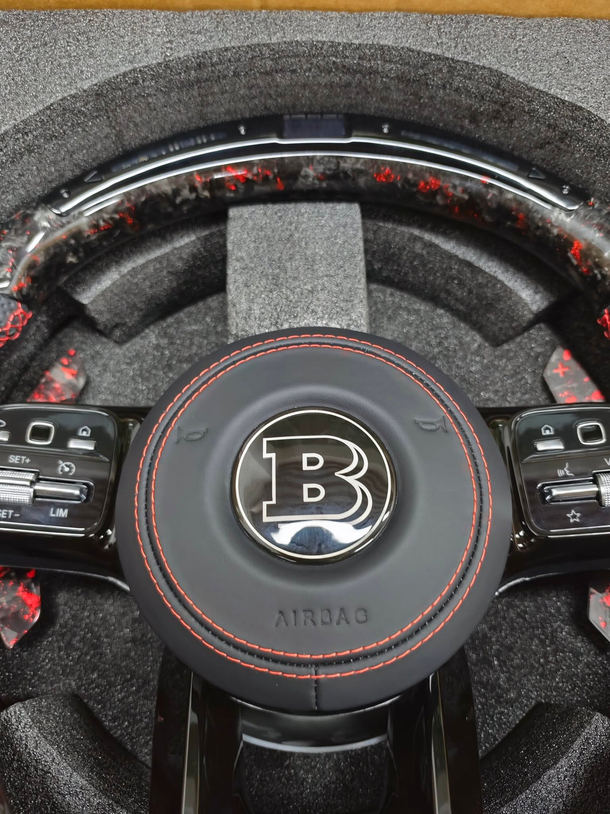 Volante Mercedes-AMG Performance en Fibra de Carbono, Microfibra Negra y Costuras Rojas con Levas y Multifunción