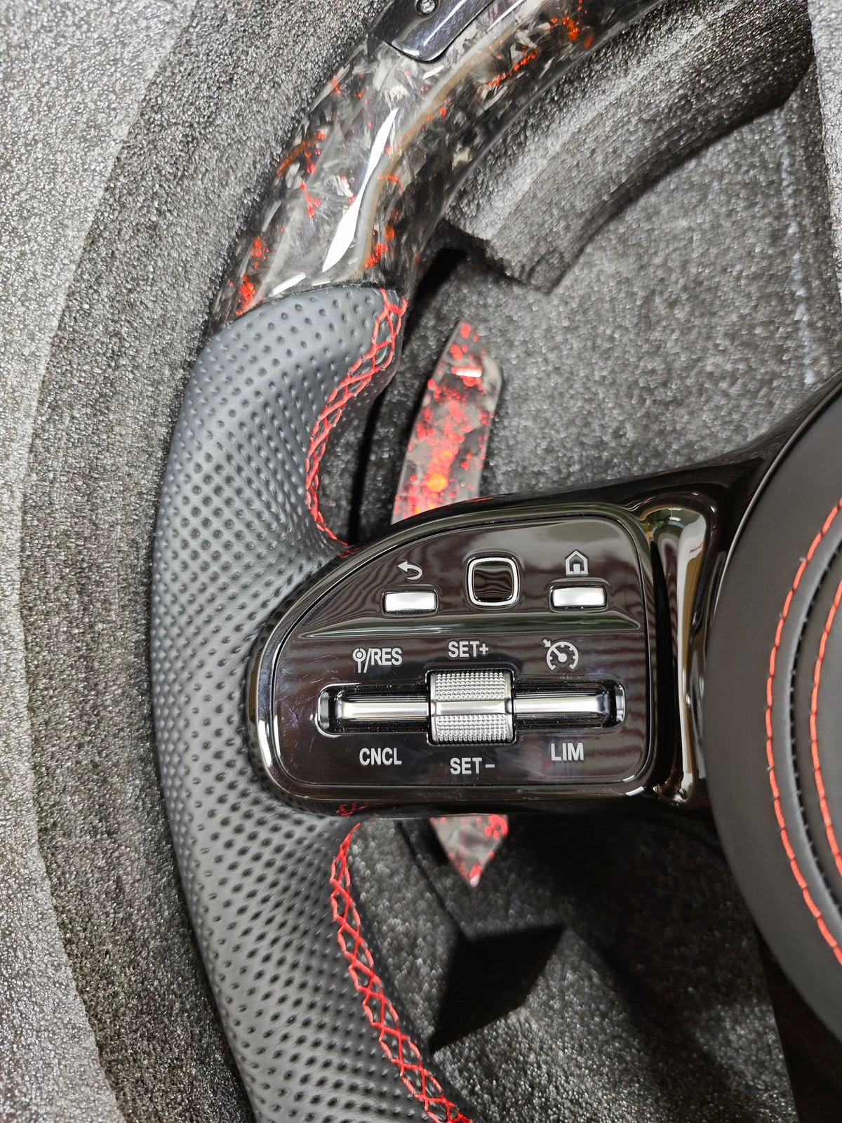 Volante Mercedes-AMG Performance en Fibra de Carbono, Microfibra Negra y Costuras Rojas con Levas y Multifunción