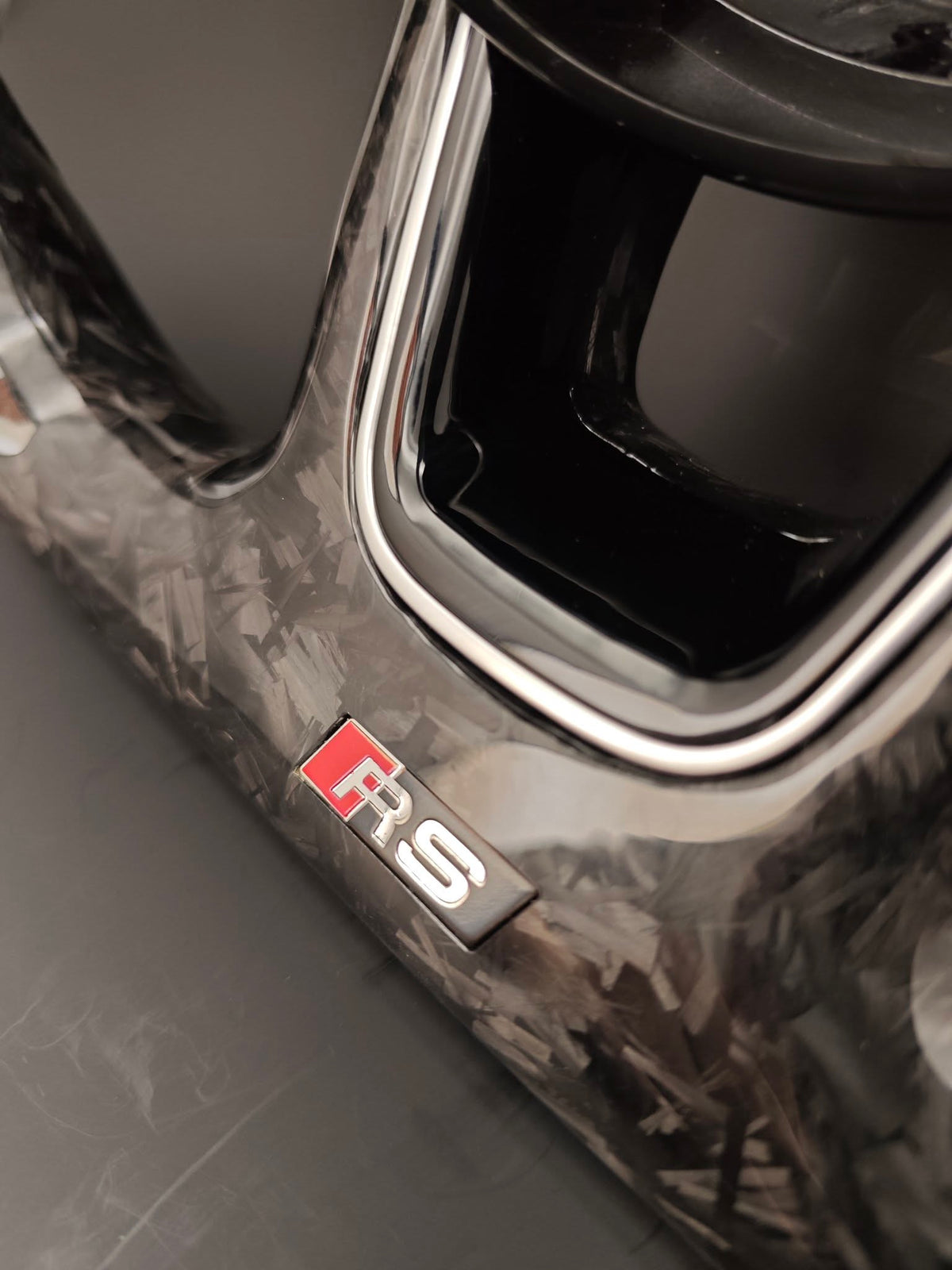Volante Audi RS Performance en Fibra de Carbono, Cuero Perforado con Costuras Blancas, Levas y Multifunción