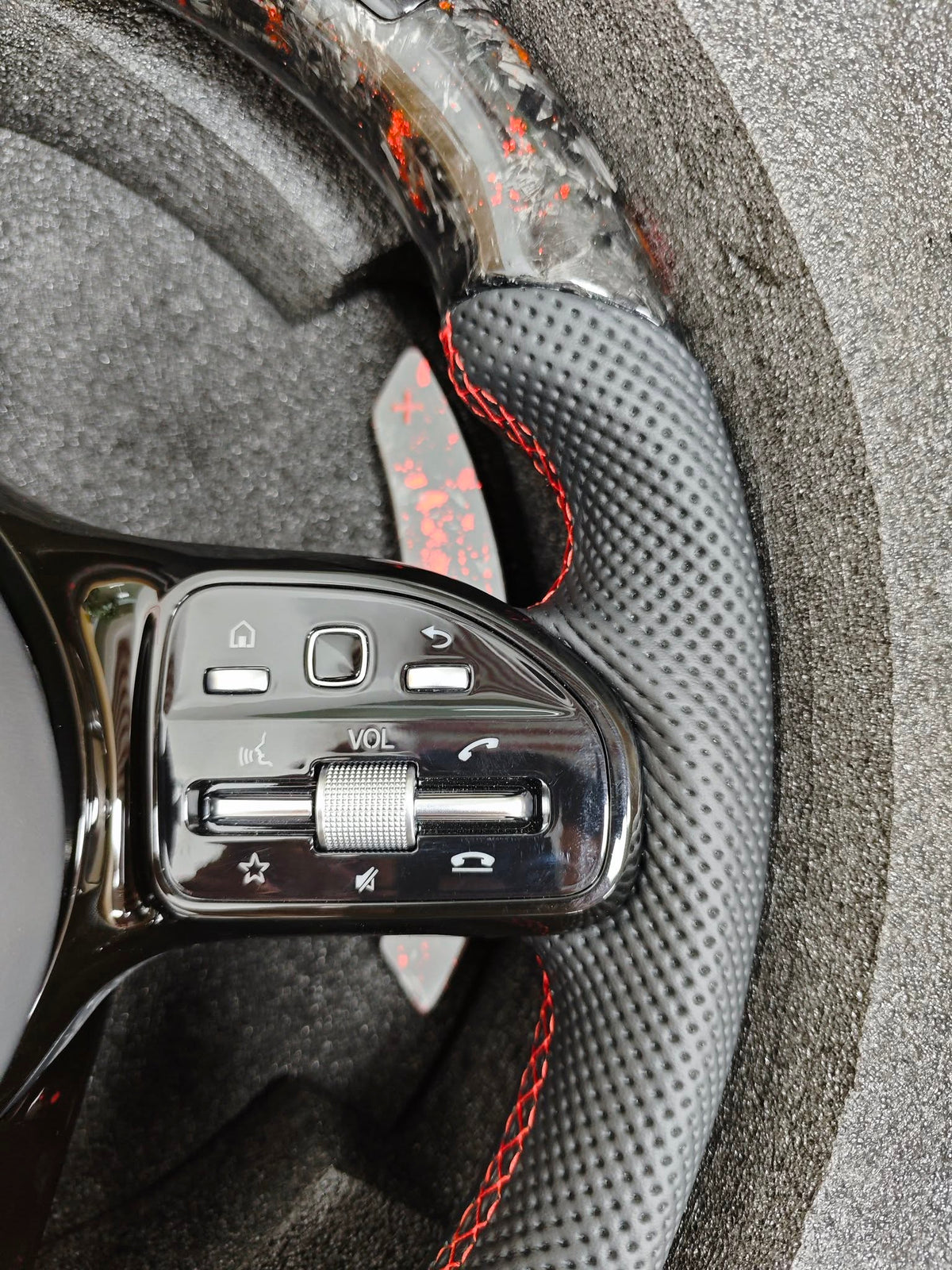 Volante Mercedes-AMG Performance en Fibra de Carbono, Microfibra Negra y Costuras Rojas con Levas y Multifunción