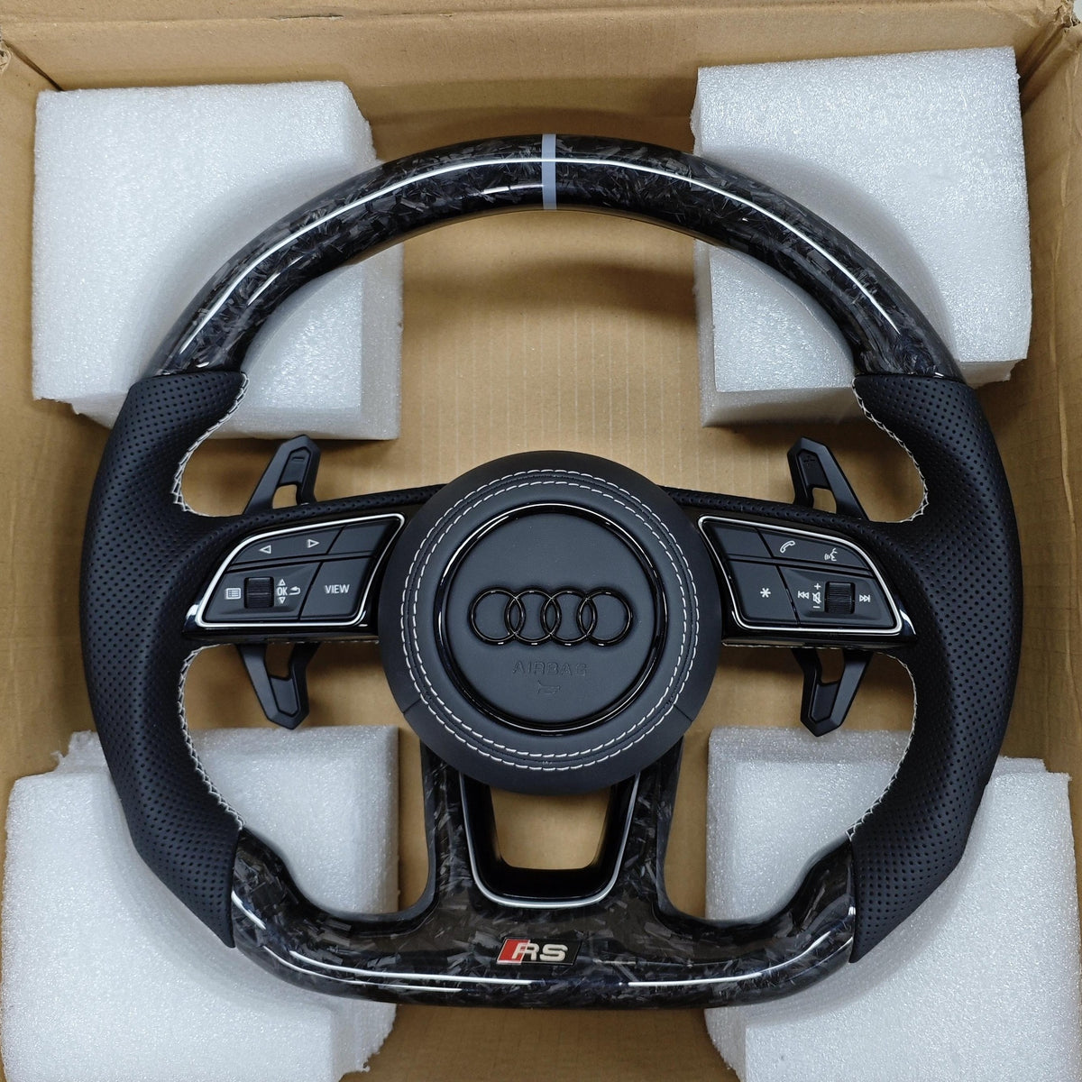 Volante Audi RS Performance en Fibra de Carbono, Cuero Perforado con Costuras Blancas, Levas y Multifunción