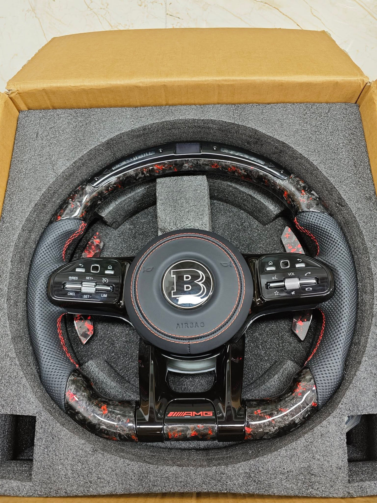 Volante Mercedes-AMG Performance en Fibra de Carbono, Microfibra Negra y Costuras Rojas con Levas y Multifunción