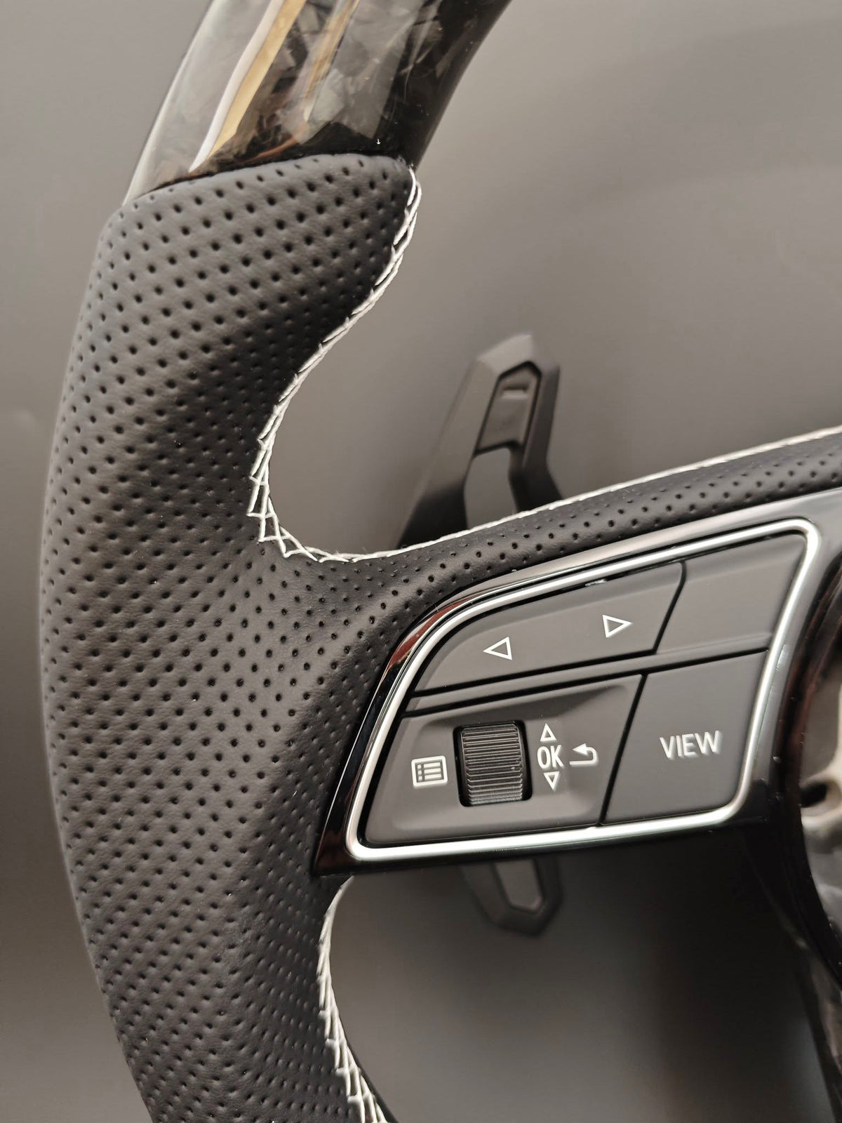 Volante Audi RS Performance en Fibra de Carbono, Cuero Perforado con Costuras Blancas, Levas y Multifunción