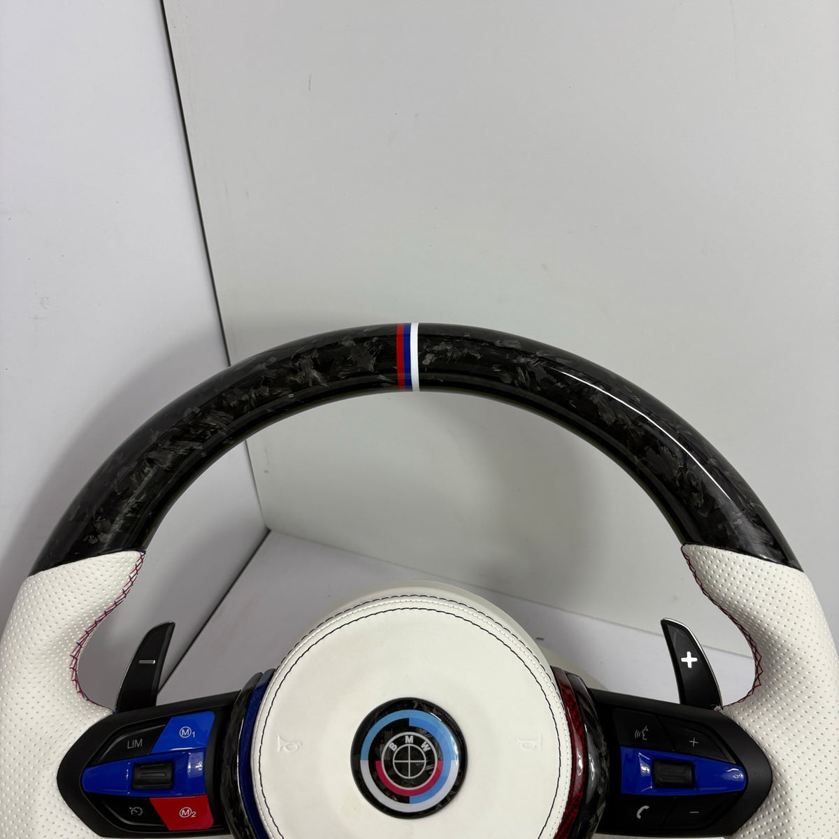 Volante BMW M Performance en Fibra de Carbono y Cuero Blanco Perforado con Levas, M1/M2 y Multifunción