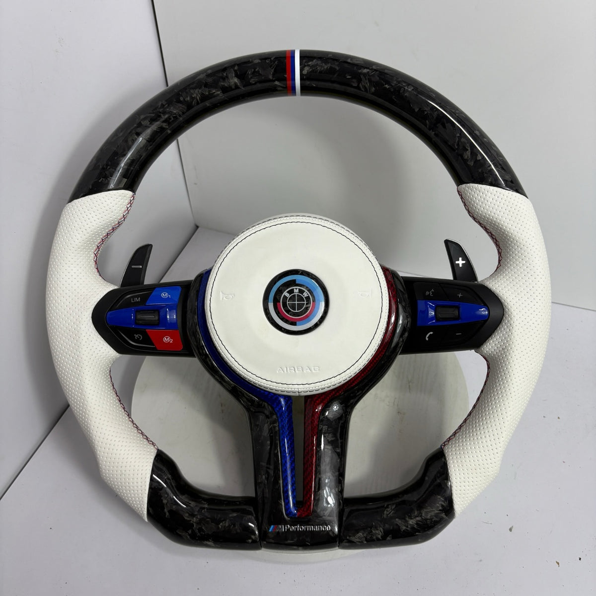 Volante BMW M Performance en Fibra de Carbono y Cuero Blanco Perforado con Levas, M1/M2 y Multifunción