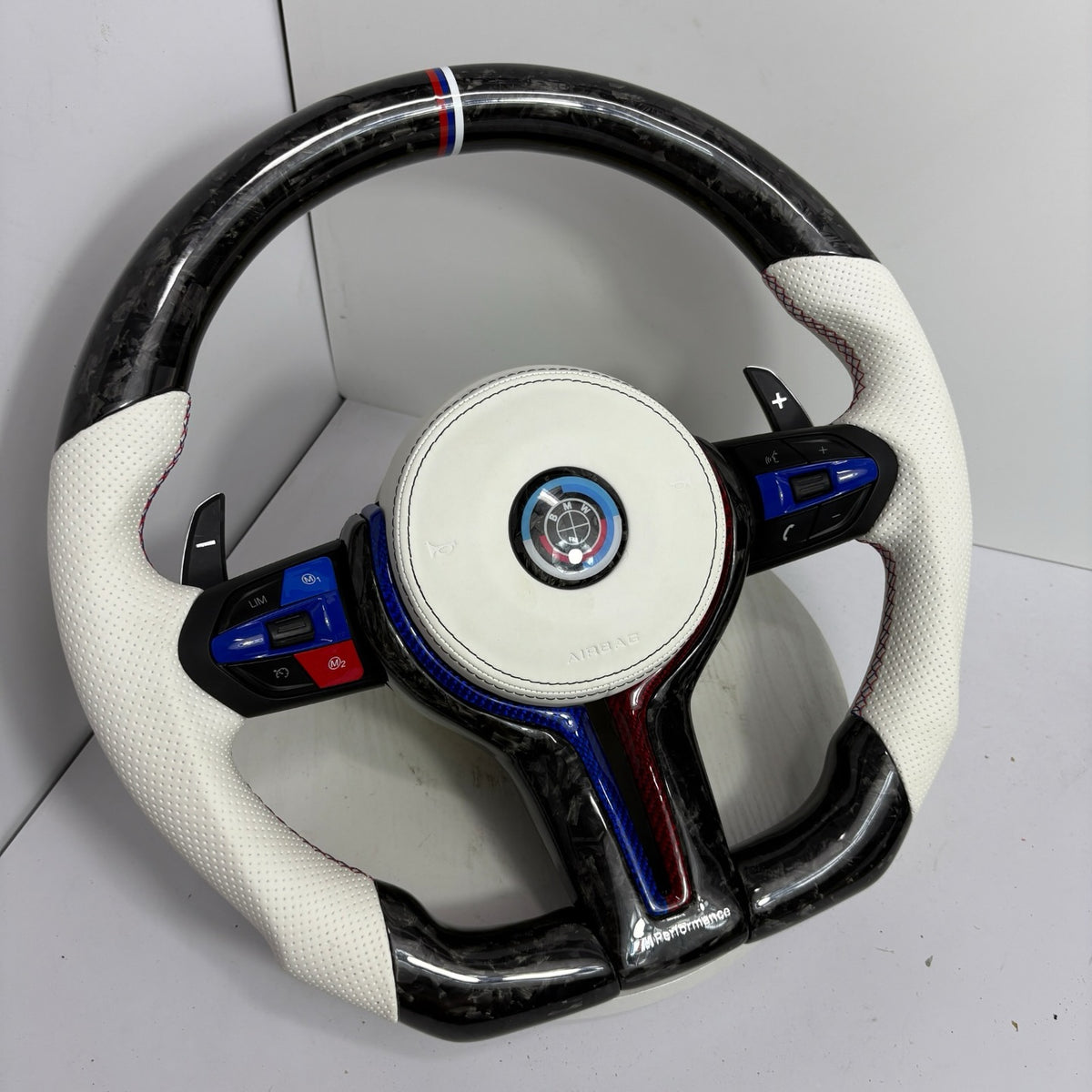 Volante BMW M Performance en Fibra de Carbono y Cuero Blanco Perforado con Levas, M1/M2 y Multifunción