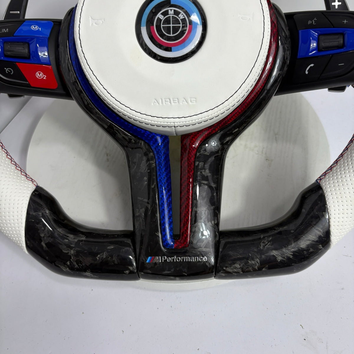 Volante BMW M Performance en Fibra de Carbono y Cuero Blanco Perforado con Levas, M1/M2 y Multifunción