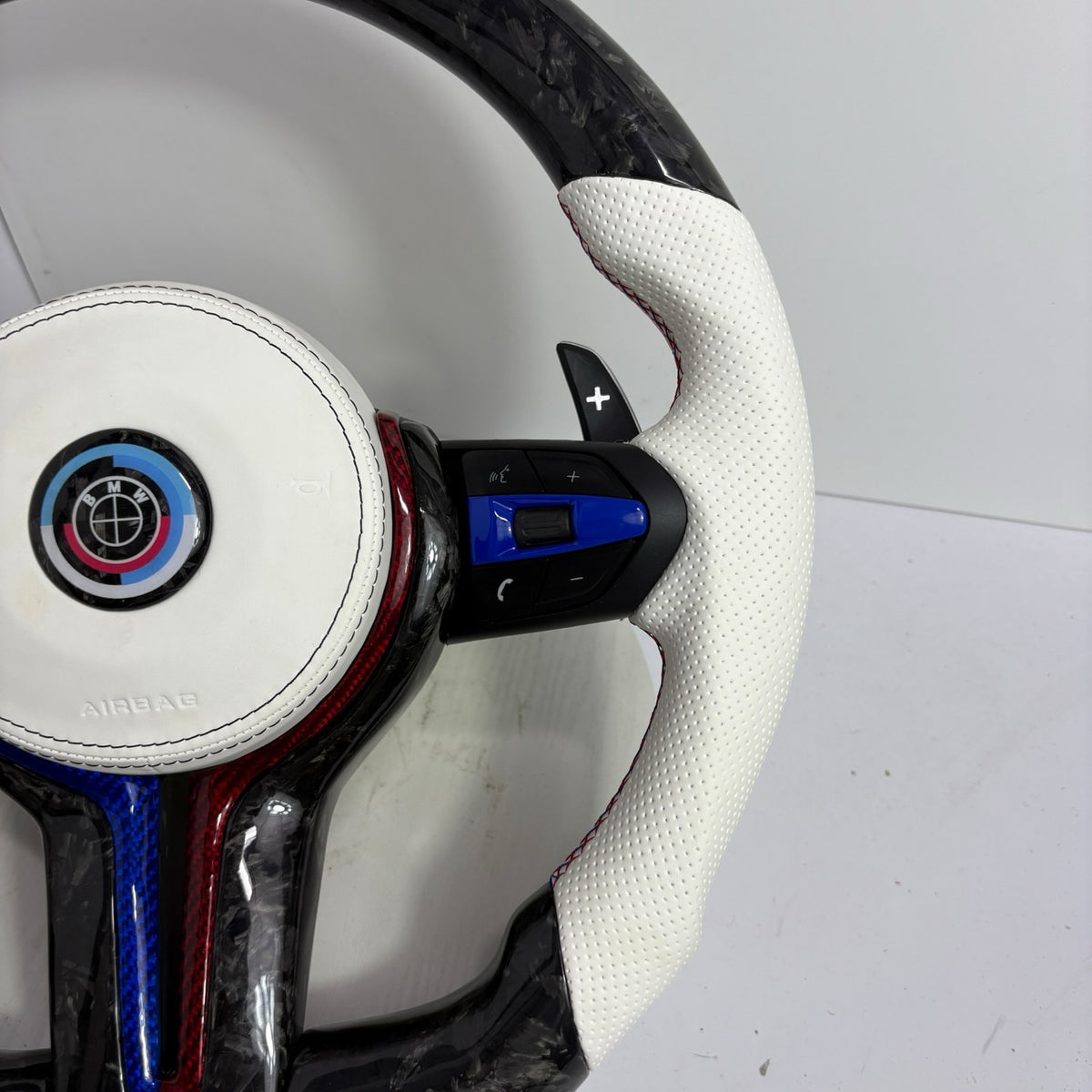 Volante BMW M Performance en Fibra de Carbono y Cuero Blanco Perforado con Levas, M1/M2 y Multifunción