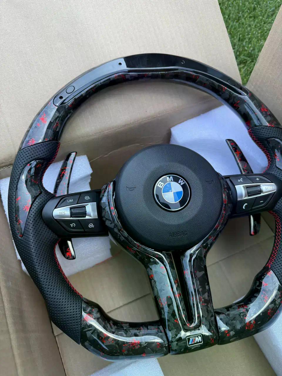 Volante BMW M Performance en Acabado Carbono Negro con Detalles Rojos, Levas, M1/M2 y Multifunción