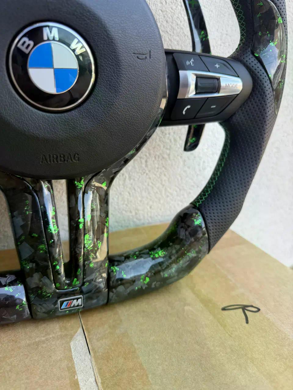 Volante BMW M Personalizado en Carbono Negro con Detalles Verdes, Levas, M1/M2 y Multifunción