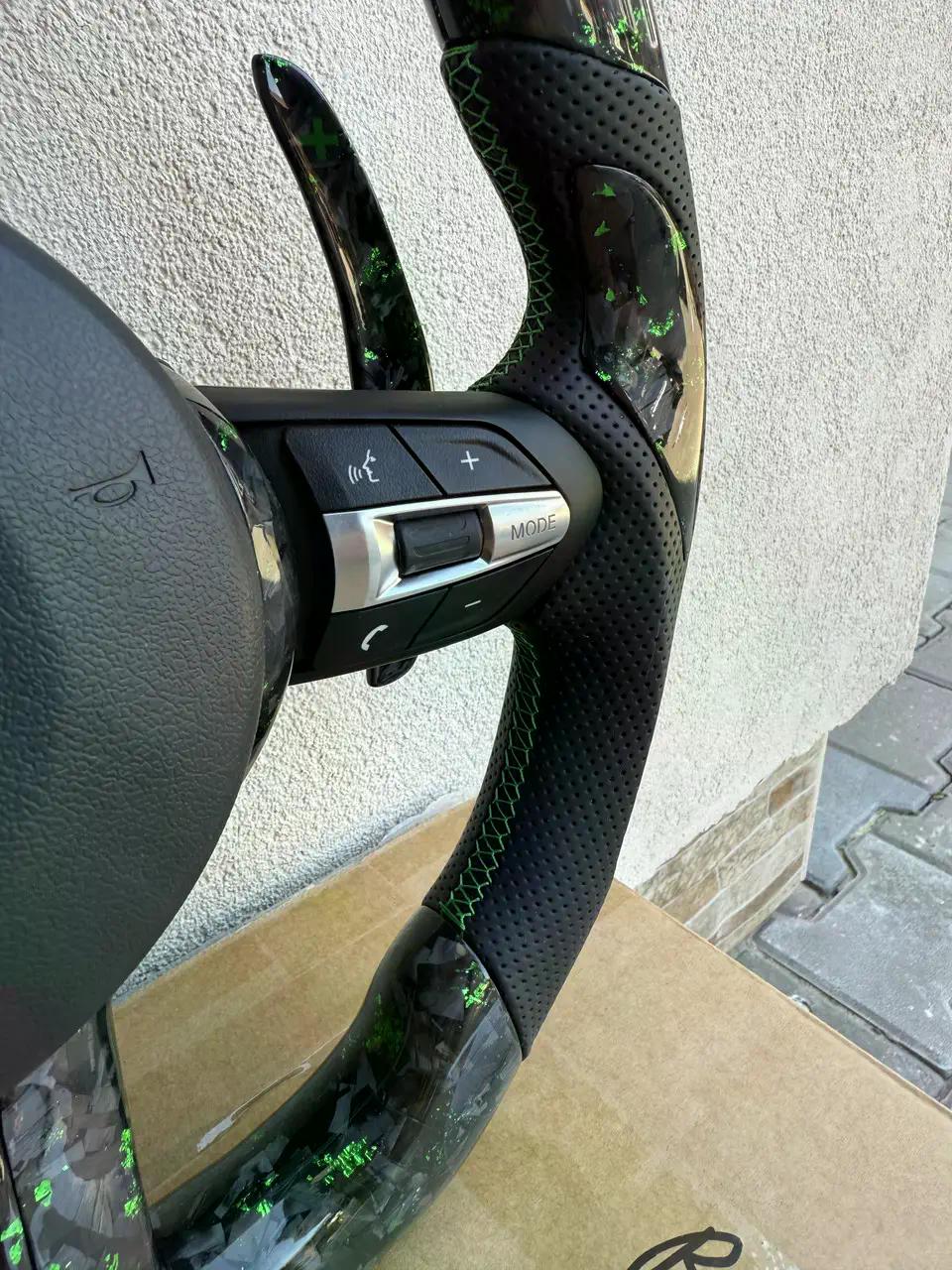 Volante BMW M Personalizado en Carbono Negro con Detalles Verdes, Levas, M1/M2 y Multifunción