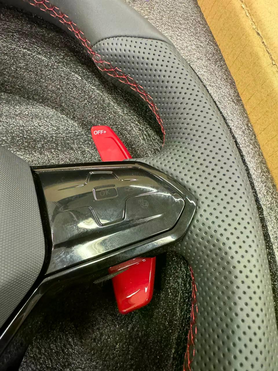 Volante Volkswagen R Performance en Negro Perforado con Levas Rojas, Costuras Rojas y Multifunción