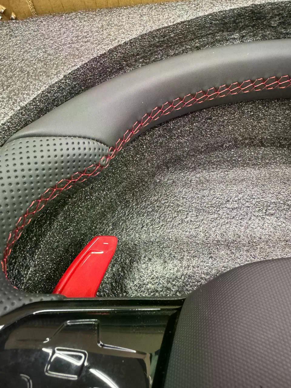 Volante Volkswagen R Performance en Negro Perforado con Levas Rojas, Costuras Rojas y Multifunción