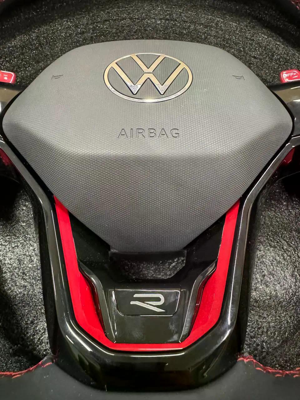Volante Volkswagen R Performance en Negro Perforado con Levas Rojas, Costuras Rojas y Multifunción