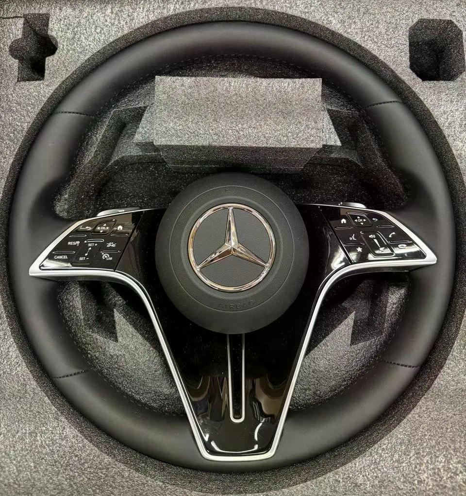 Volante Mercedes-Benz Multifunción en Cuero Negro con Controles Táctiles y Acabado Cromado