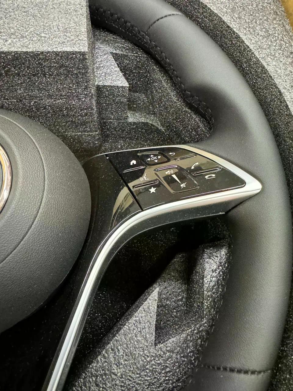 Volante Mercedes-Benz Multifunción en Cuero Negro con Controles Táctiles y Acabado Cromado