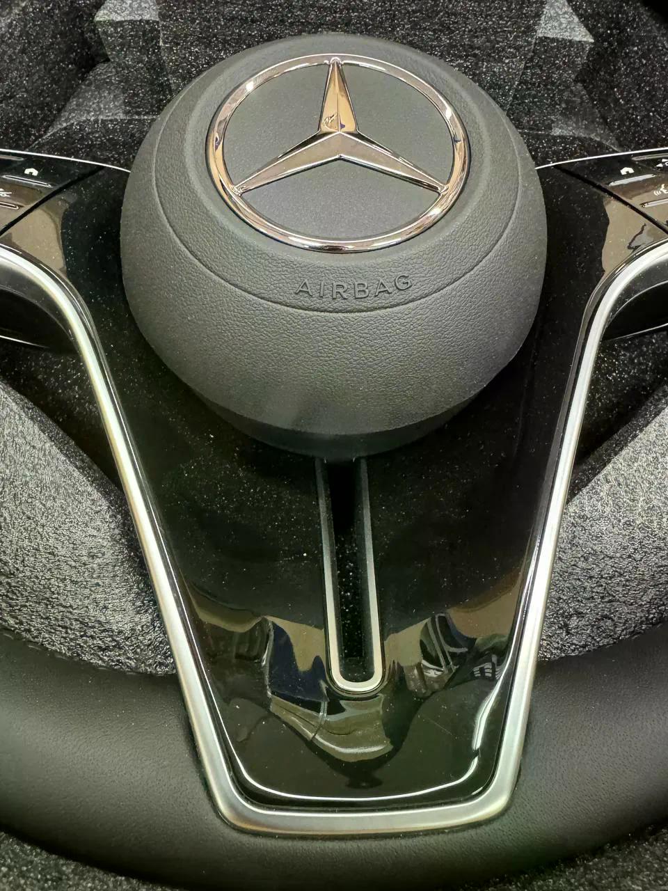 Volante Mercedes-Benz Multifunción en Cuero Negro con Controles Táctiles y Acabado Cromado