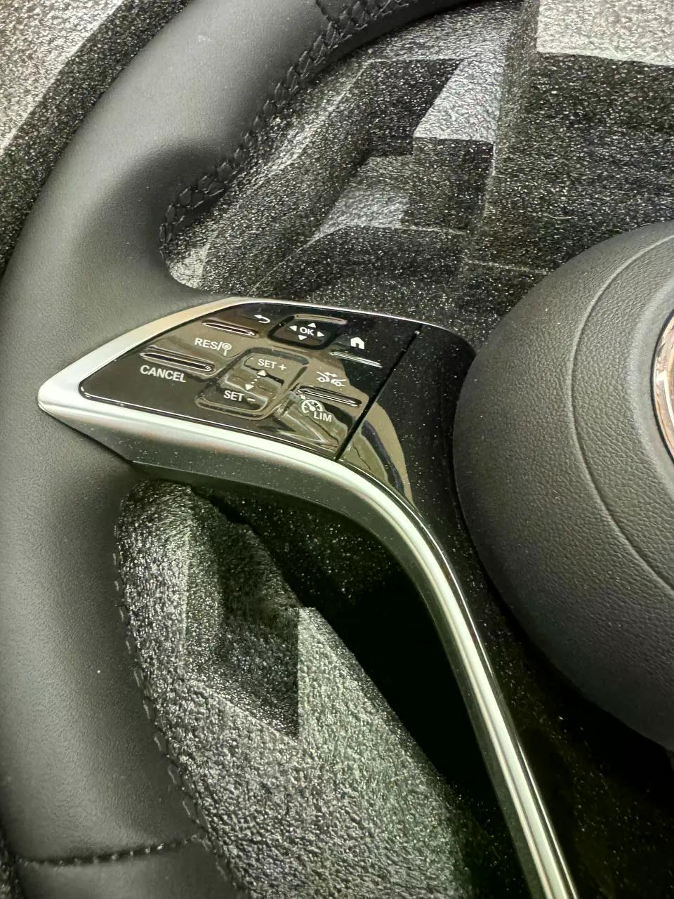 Volante Mercedes-Benz Multifunción en Cuero Negro con Controles Táctiles y Acabado Cromado