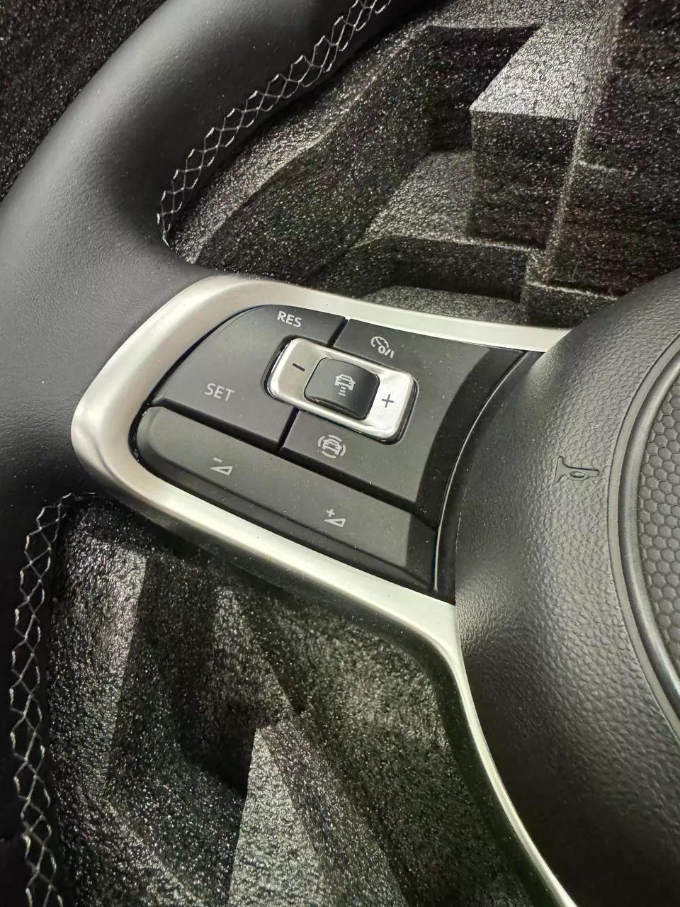 Volante Volkswagen R en Cuero Negro con Costuras, Multifunción y Acabado Deportivo
