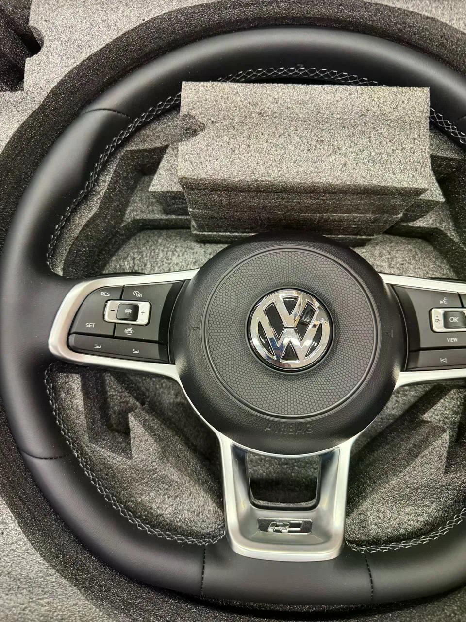 Volante Volkswagen R en Cuero Negro con Costuras, Multifunción y Acabado Deportivo