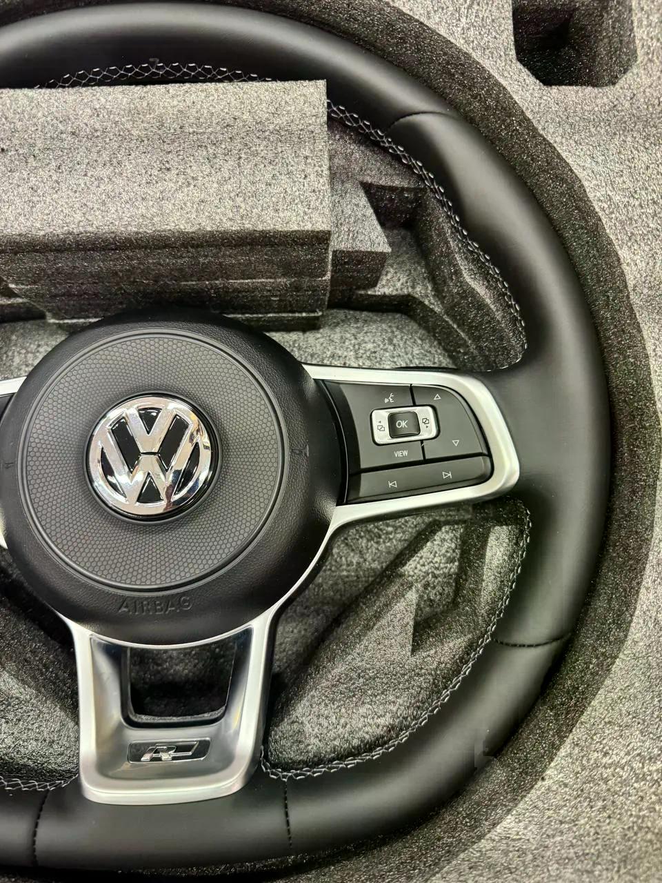 Volante Volkswagen R en Cuero Negro con Costuras, Multifunción y Acabado Deportivo