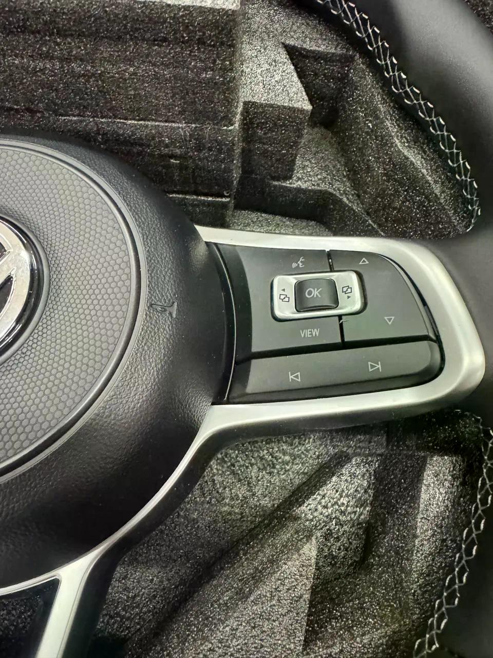 Volante Volkswagen R en Cuero Negro con Costuras, Multifunción y Acabado Deportivo