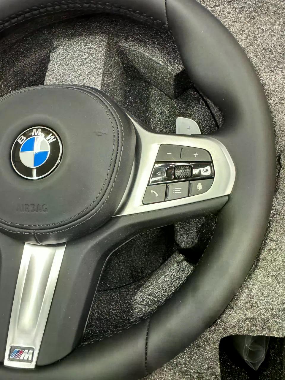 Volante BMW M Sport en Cuero Negro con Levas, Multifunción y Acabado Plateado