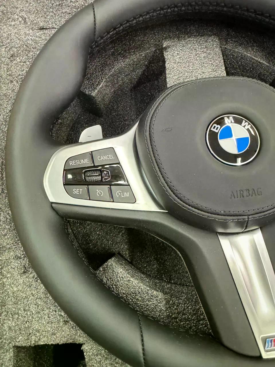 Volante BMW M Sport en Cuero Negro con Levas, Multifunción y Acabado Plateado