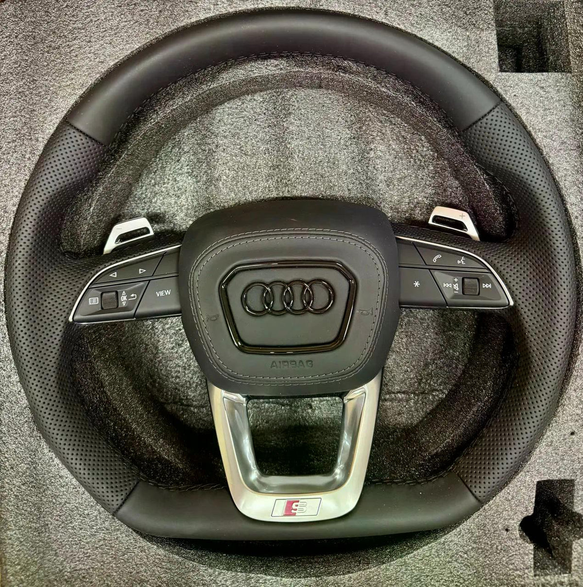 Volante Audi S Line en Cuero Negro Perforado con Levas, Multifunción y Acabado Plateado