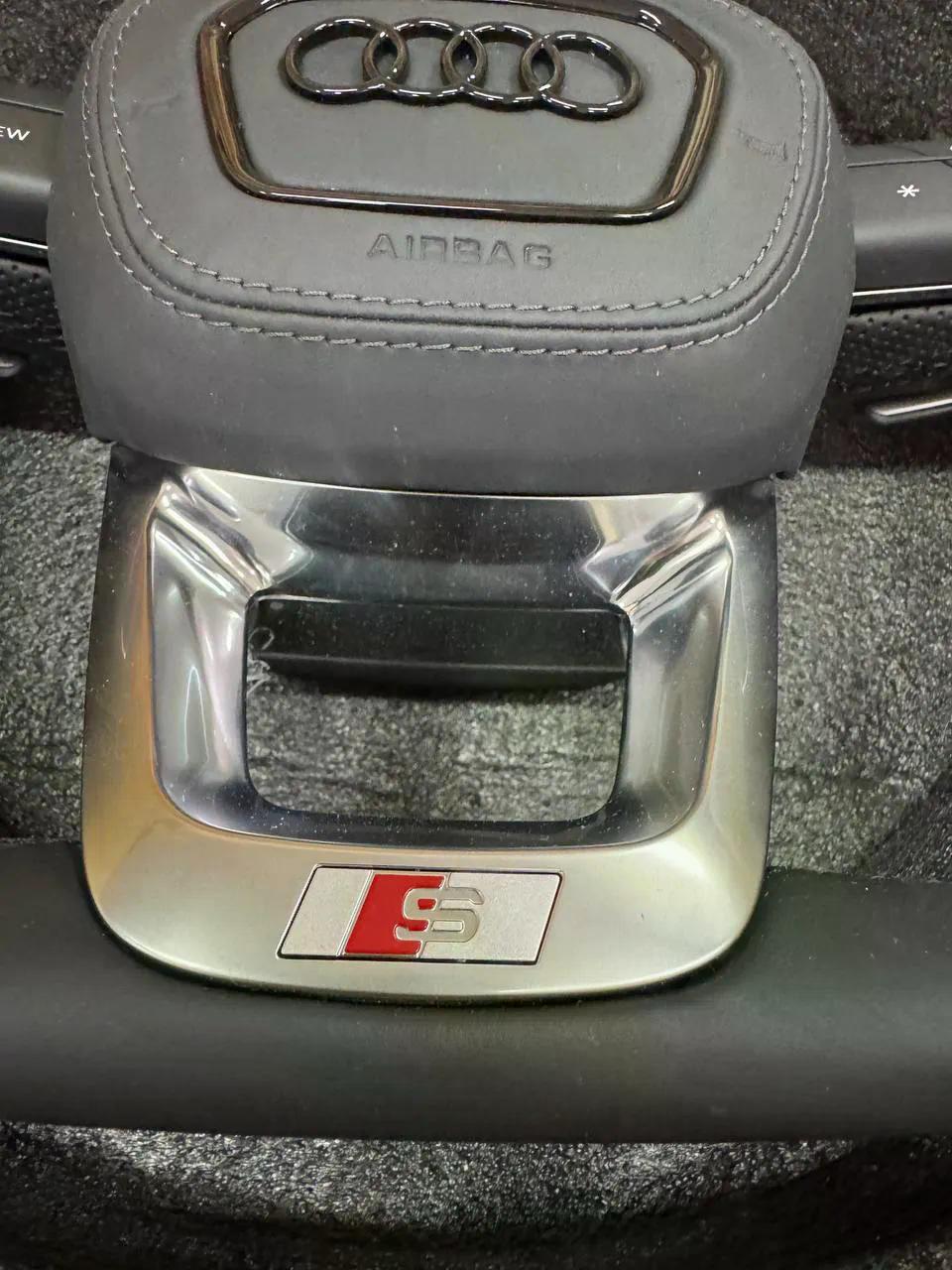 Volante Audi S Line en Cuero Negro Perforado con Levas, Multifunción y Acabado Plateado