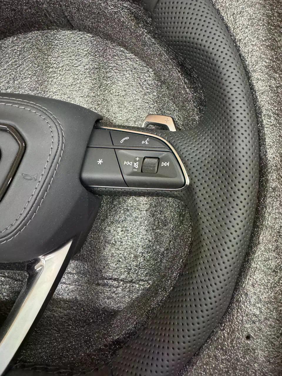Volante Audi S Line en Cuero Negro Perforado con Levas, Multifunción y Acabado Plateado