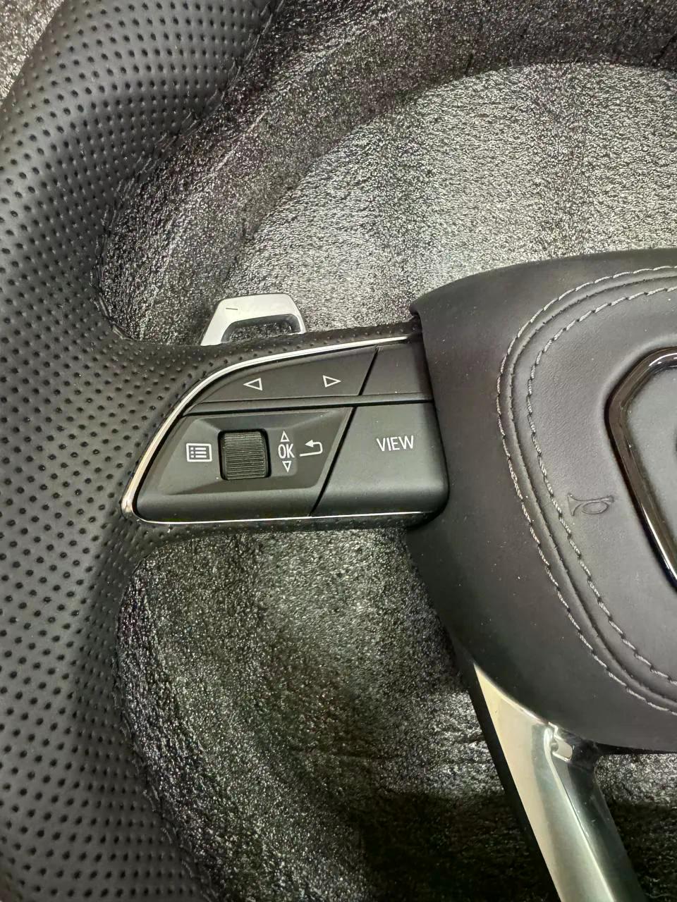 Volante Audi S Line en Cuero Negro Perforado con Levas, Multifunción y Acabado Plateado