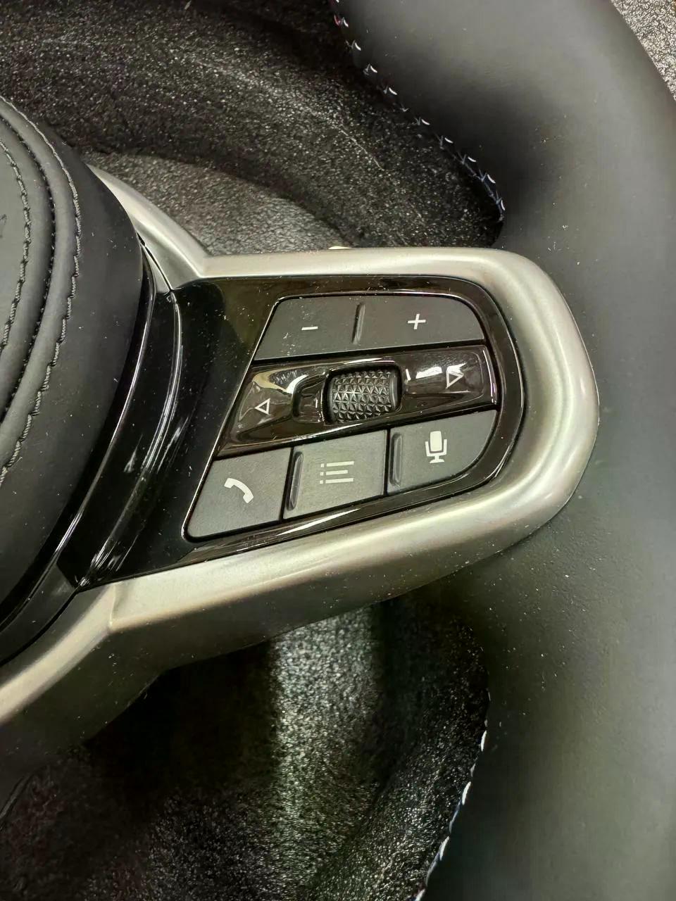 Volante BMW M Sport en Cuero Negro con Levas, Multifunción y Detalles M