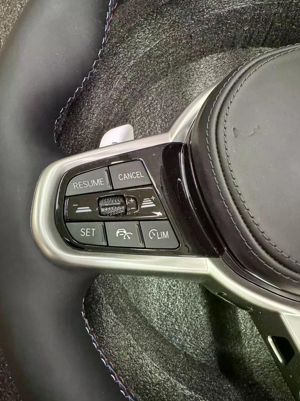 Volante BMW M Sport en Cuero Negro con Levas, Multifunción y Detalles M
