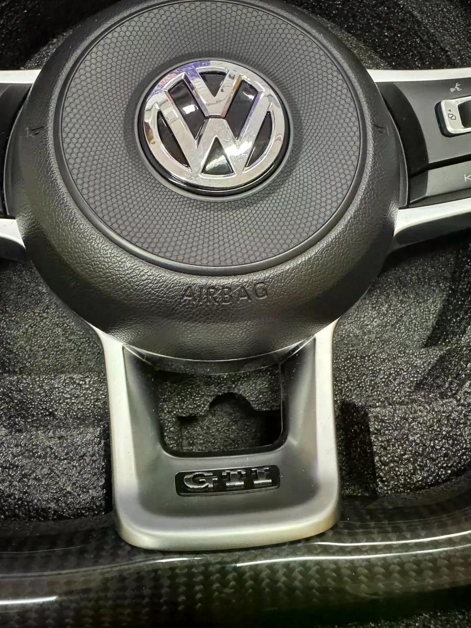 Volante Volkswagen Golf GTI en Fibra de Carbono y Cuero Perforado con Levas, Multifunción y Costuras Rojas