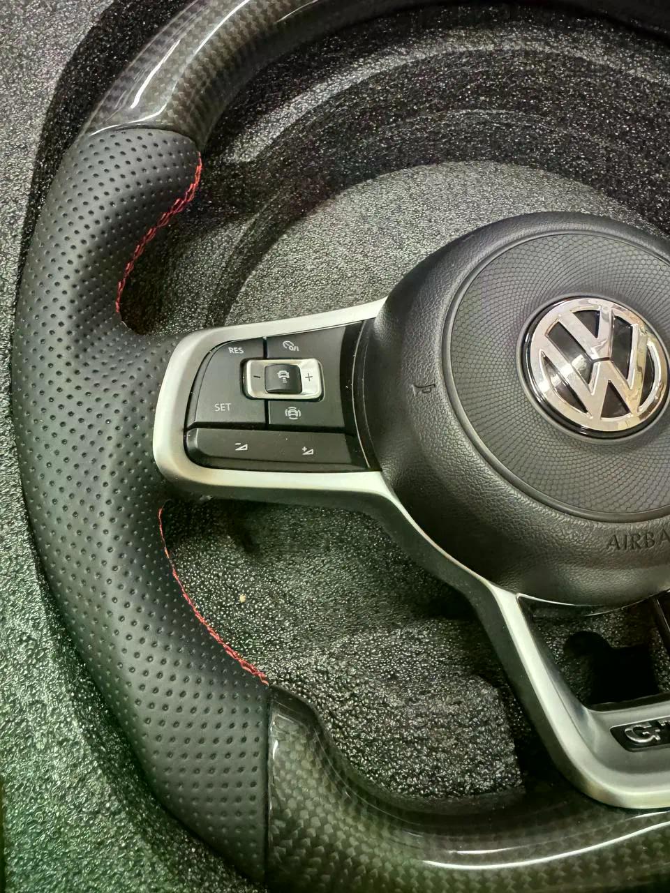 Volante Volkswagen Golf GTI en Fibra de Carbono y Cuero Perforado con Levas, Multifunción y Costuras Rojas
