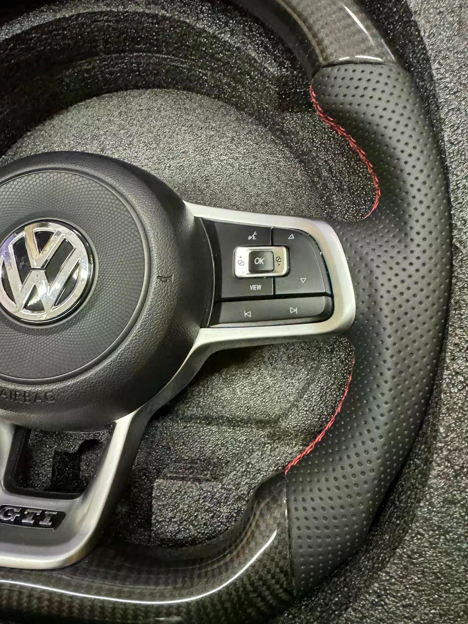 Volante Volkswagen Golf GTI en Fibra de Carbono y Cuero Perforado con Levas, Multifunción y Costuras Rojas