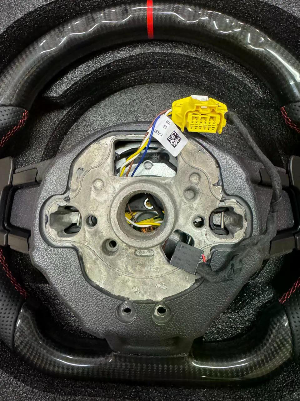 Volante Volkswagen Golf GTI en Fibra de Carbono y Cuero Perforado con Levas, Multifunción y Costuras Rojas