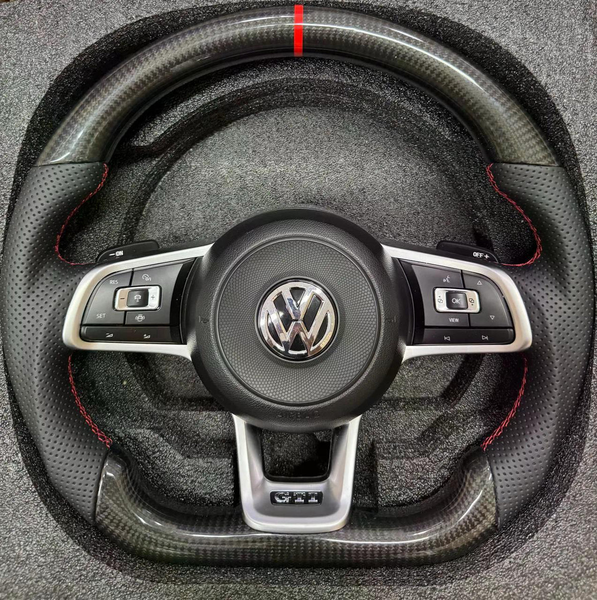 Volante Volkswagen Golf GTI en Fibra de Carbono y Cuero Perforado con Levas, Multifunción y Costuras Rojas