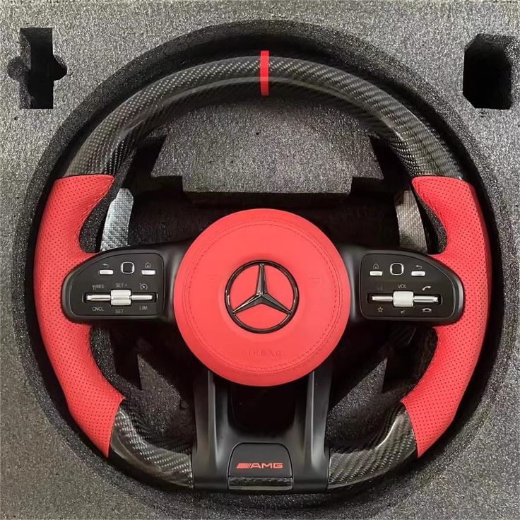 Volante Mercedes-AMG – Fibra de Carbono y Cuero Rojo