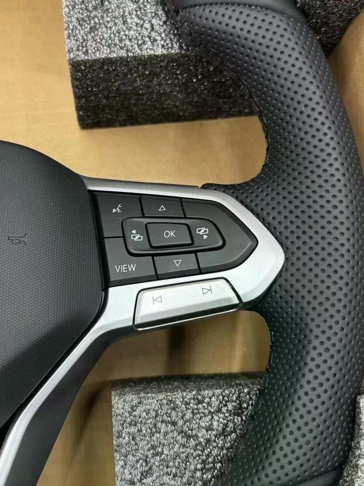 Volante Volkswagen Deportivo en Cuero Negro Perforado con Multifunción y Acabados Plateados