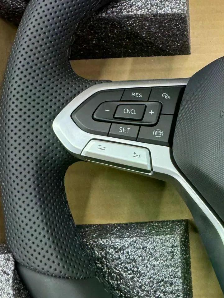 Volante Volkswagen Deportivo en Cuero Negro Perforado con Multifunción y Acabados Plateados