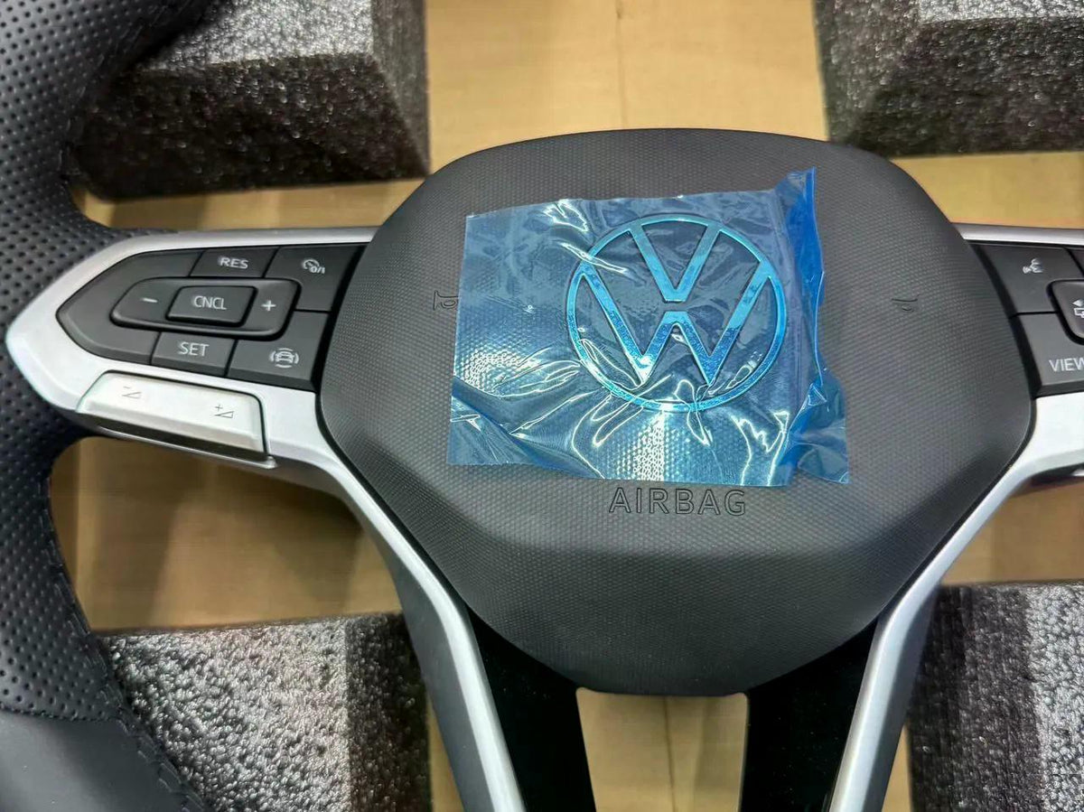 Volante Volkswagen Deportivo en Cuero Negro Perforado con Multifunción y Acabados Plateados