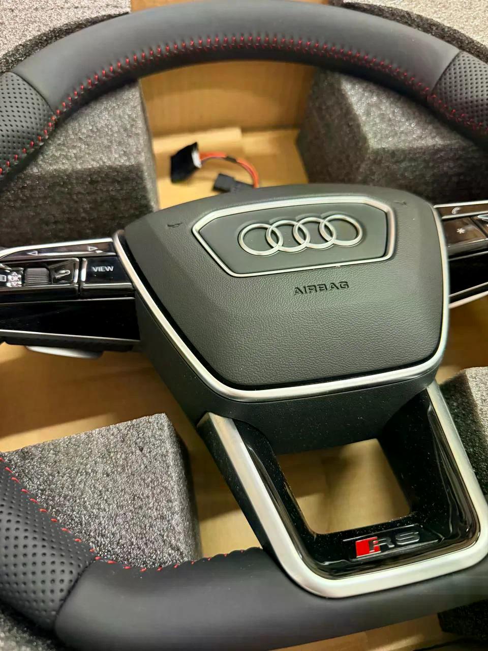 Volante Audi RS en Cuero Negro Perforado con Levas, Multifunción y Detalles RS