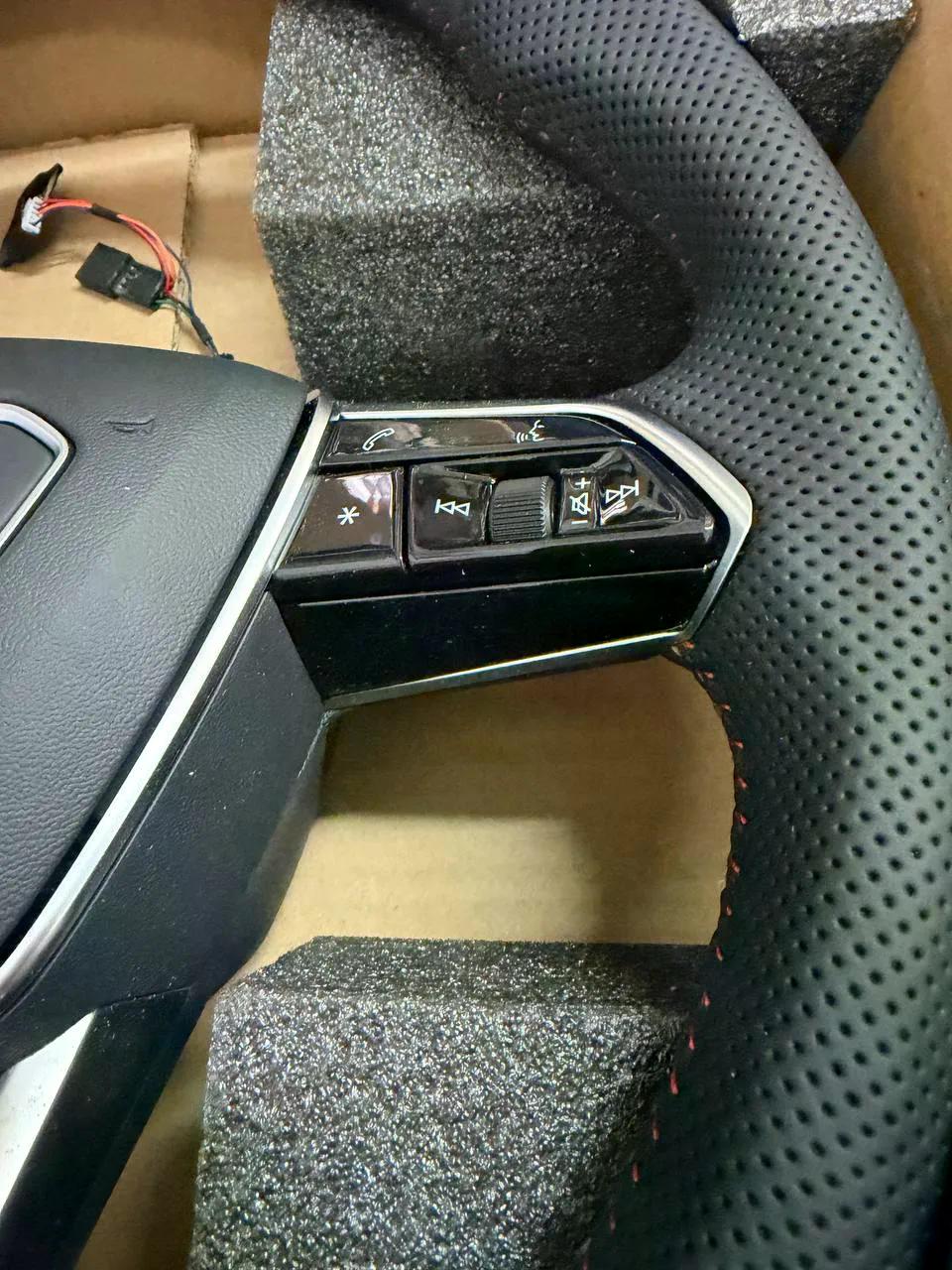 Volante Audi RS en Cuero Negro Perforado con Levas, Multifunción y Detalles RS