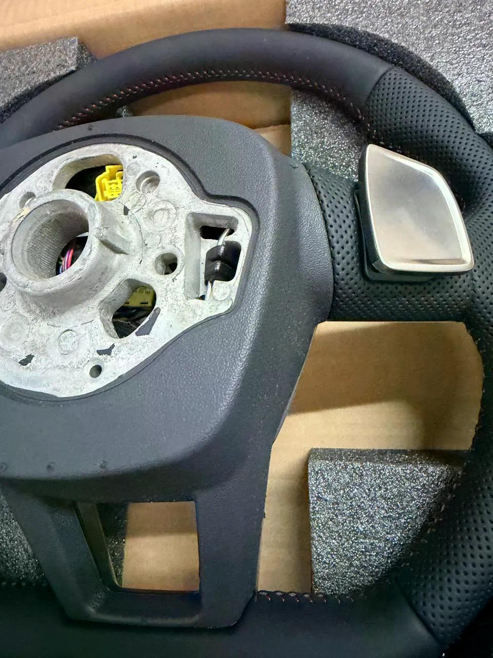 Volante Audi RS en Cuero Negro Perforado con Levas, Multifunción y Detalles RS
