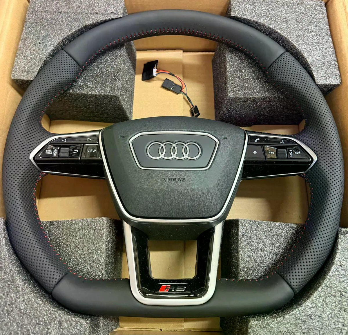 Volante Audi RS en Cuero Negro Perforado con Levas, Multifunción y Detalles RS